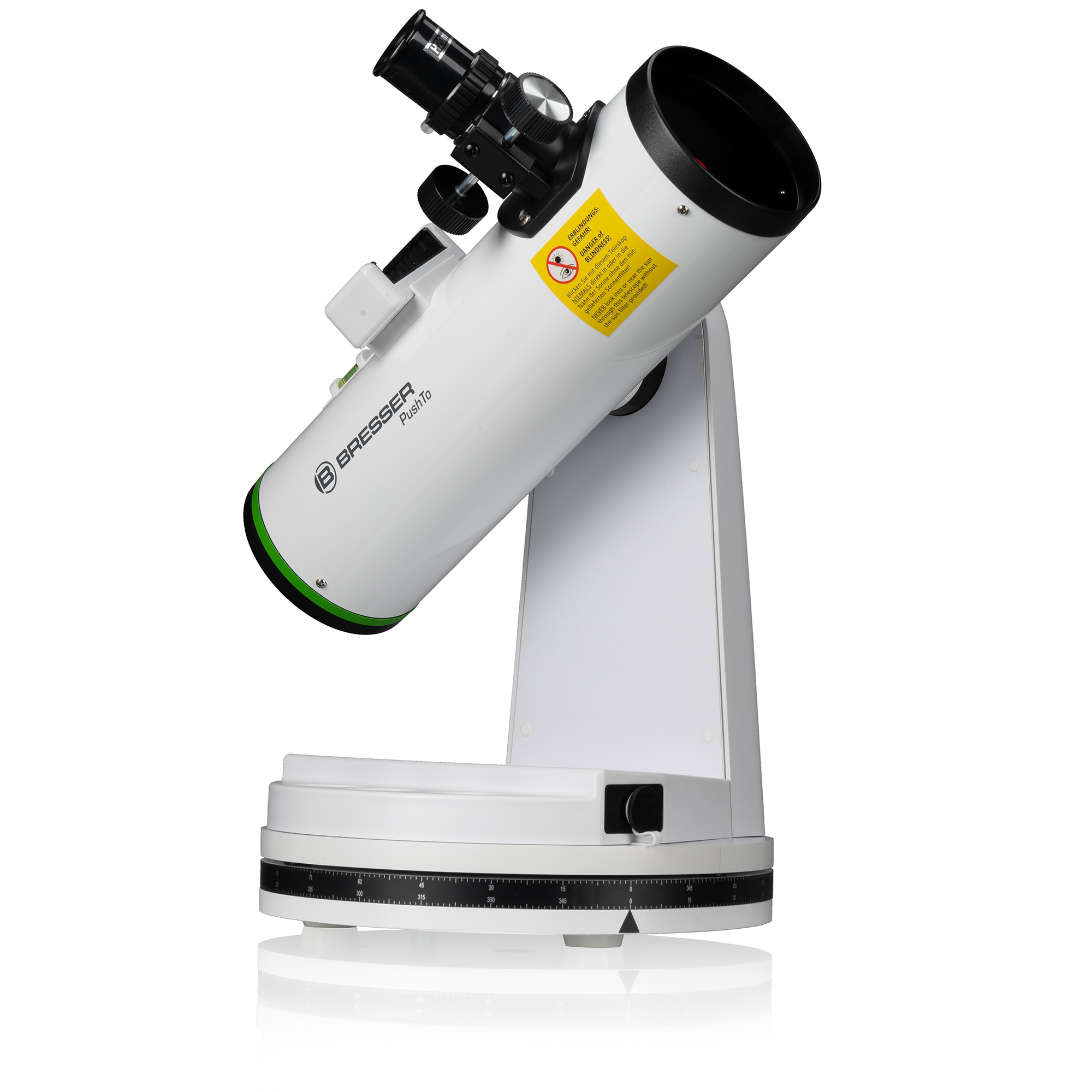 Un telescopio de mesa Bresser PushTo blanco con un ocular negro sobre una base blanca.