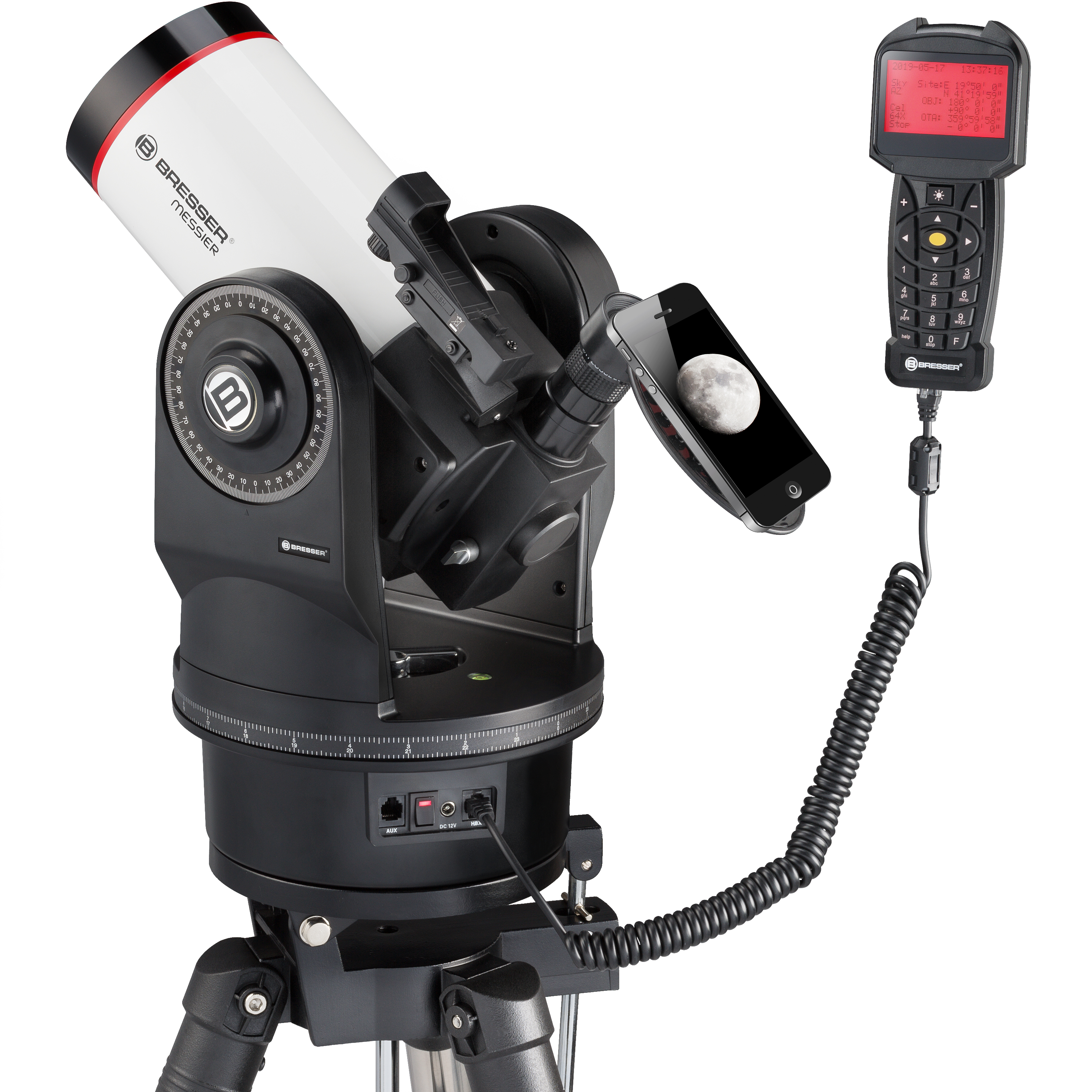 Un telescopio computarizado Bresser con un teléfono inteligente montado y un controlador de mano conectado.