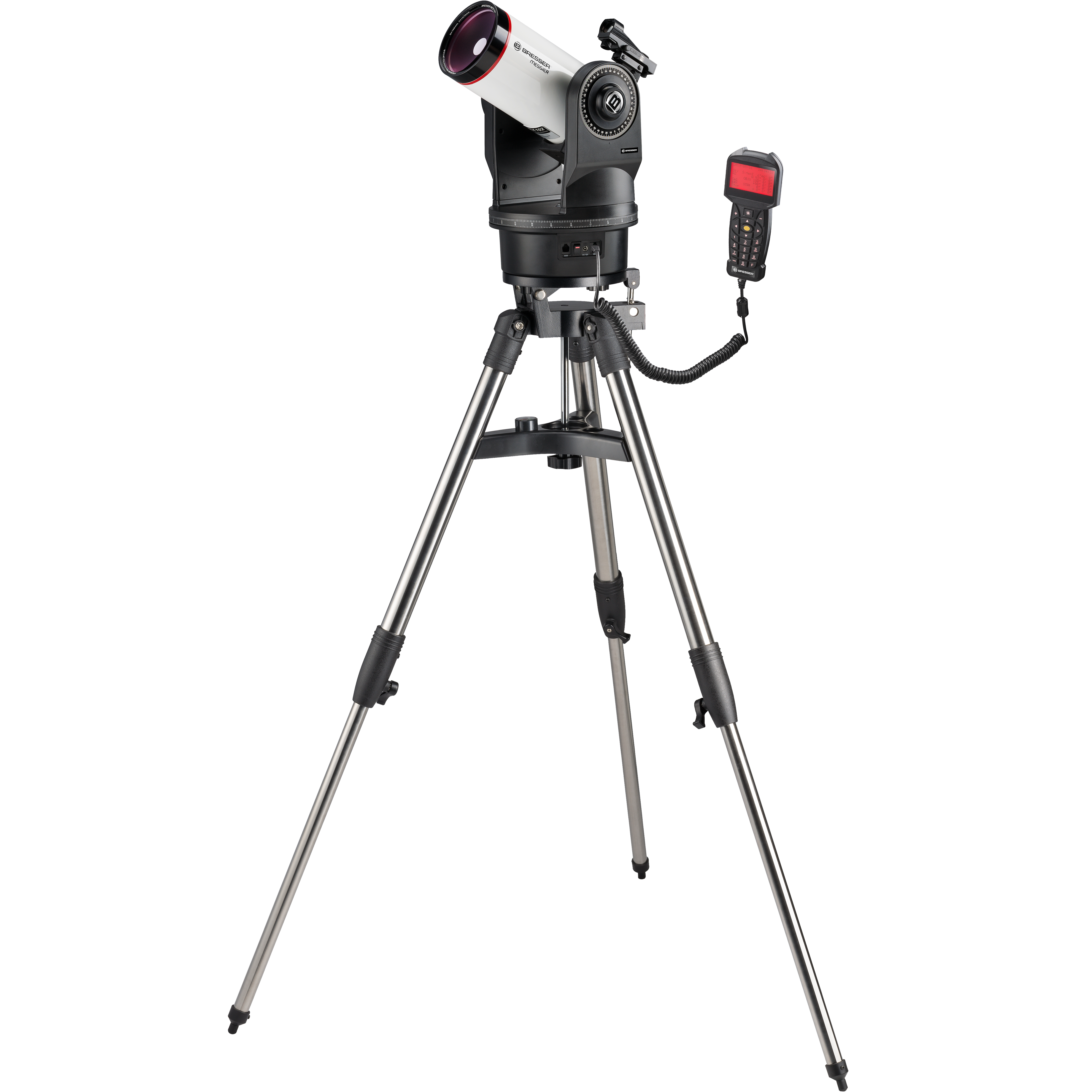 Un telescopio blanco con montura negra sobre un trípode de metal con un controlador de mano en fondo blanco.