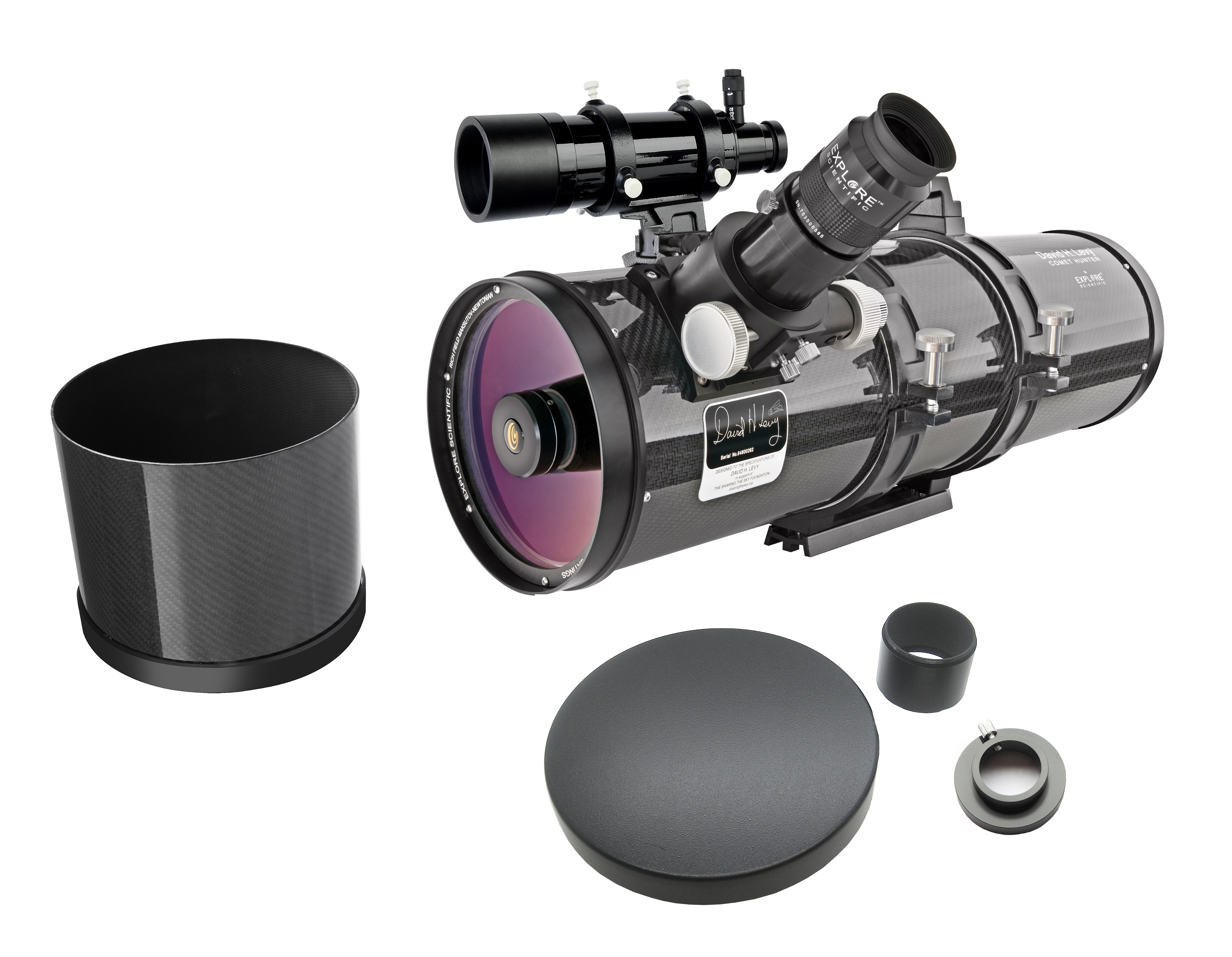 Un telescopio de fibra de carbono negra con tapa de lente, ocular, buscador y accesorios sobre fondo blanco.
