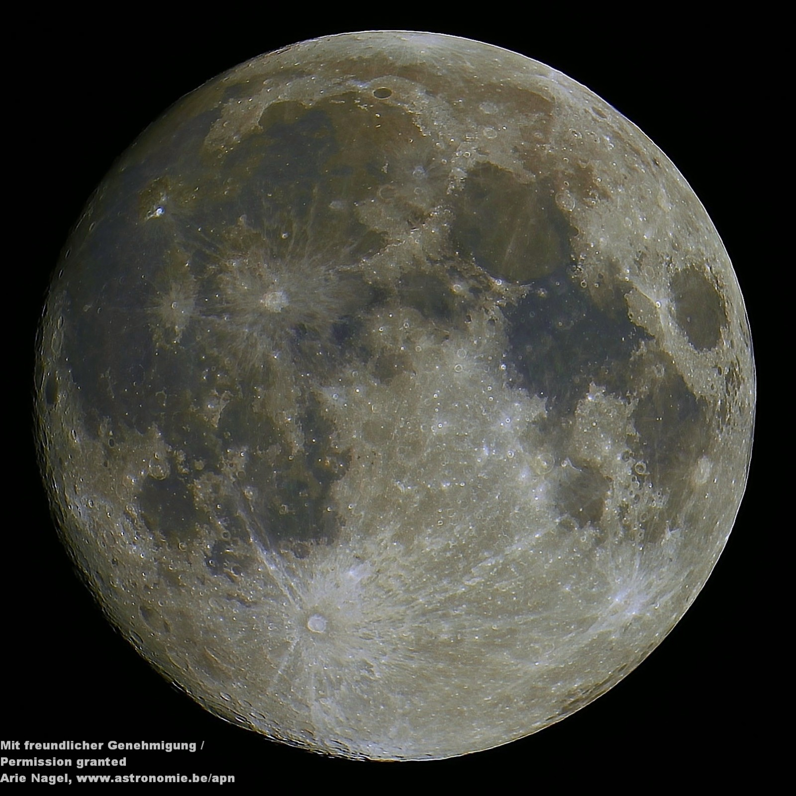Una imagen detallada de la luna llena mostrando cráteres y mares oscuros sobre un fondo negro.
