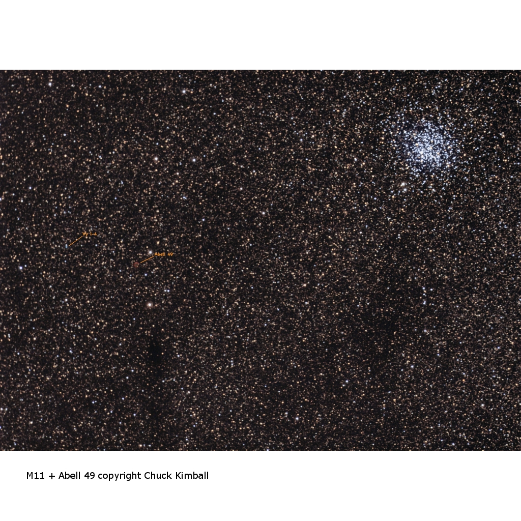 Una vista telescópica muestra densos campos estelares con el cúmulo M11 arriba a la derecha y nebulosas tenues.