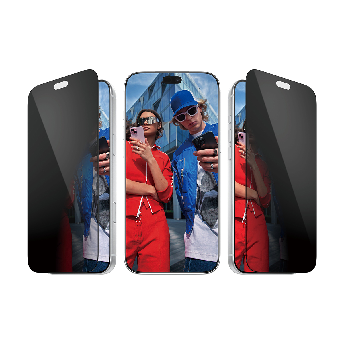 Tre smartphone con pellicole protettive mostrano due persone sullo sfondo.