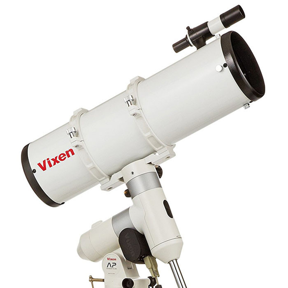 Un telescopio Vixen blanco con un buscador en una montura gris sobre fondo blanco.