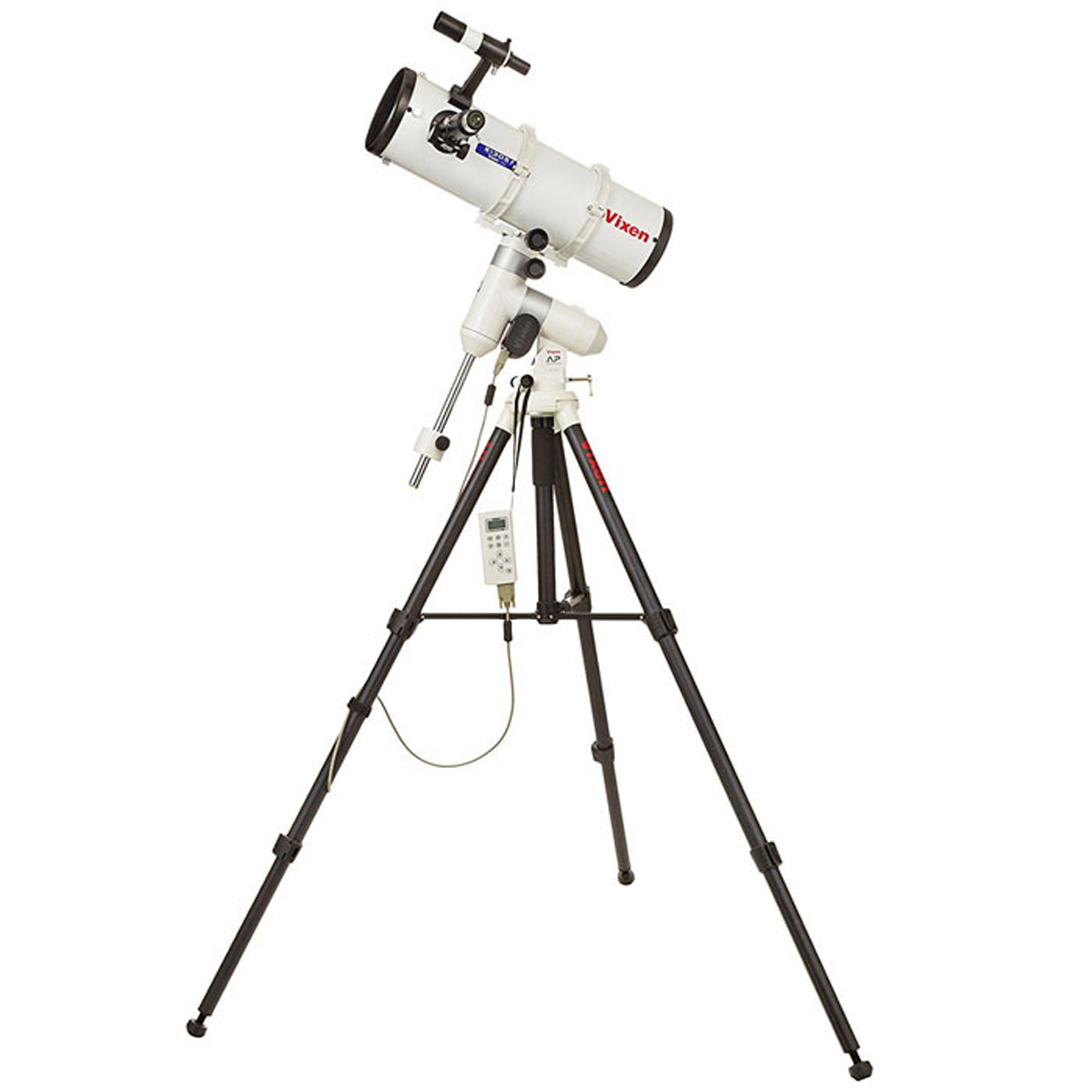 Un telescopio Vixen blanco montado en un trípode negro resistente sobre fondo blanco.