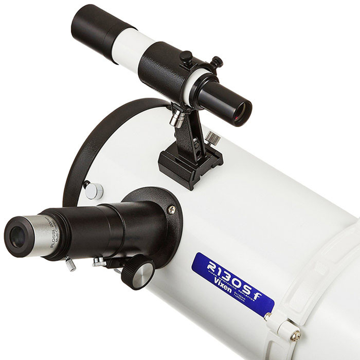 Un telescopio Vixen R130Sf blanco con buscador y ocular sobre un fondo blanco.