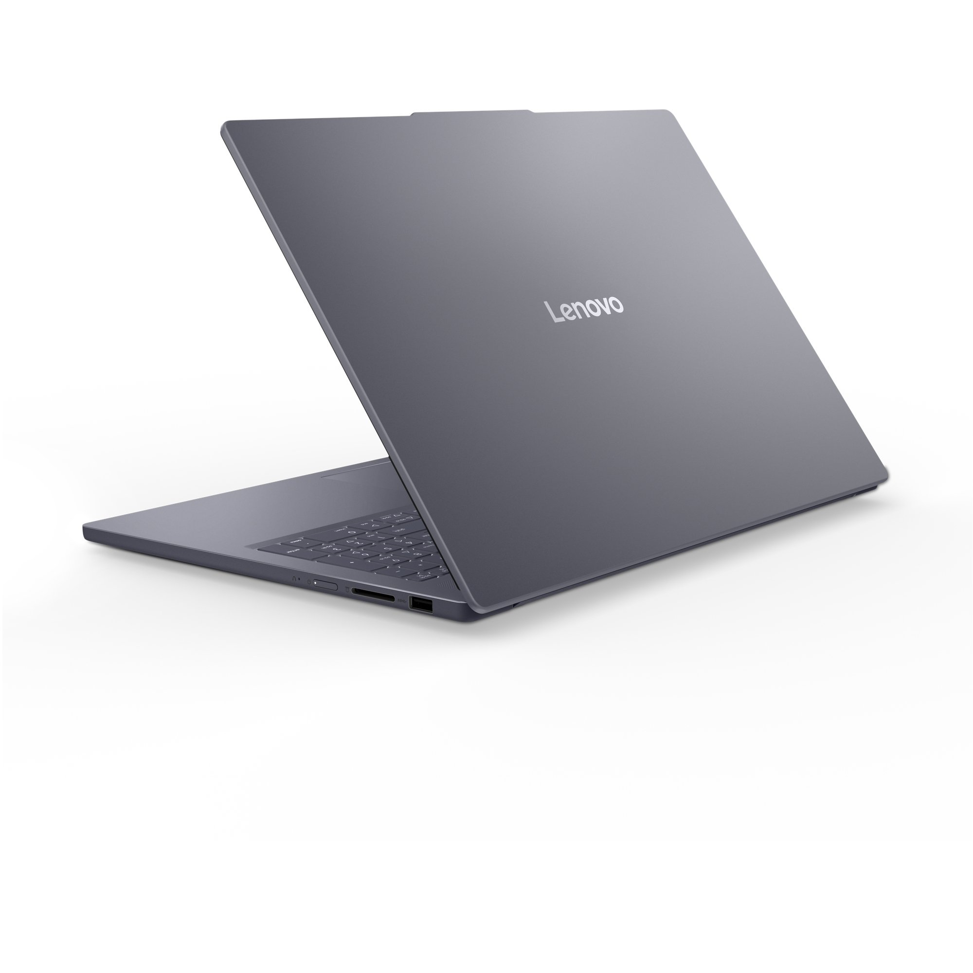 Beyaz arka planda gri bir Lenovo dizüstü bilgisayar, sol arkadan görünüm.