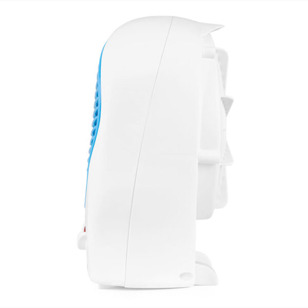 Vista lateral de un calefactor eléctrico pequeño blanco y azul con rejilla protectora sobre fondo blanco.