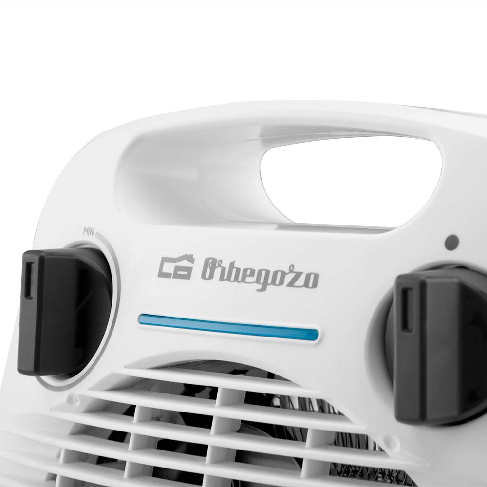 Primo piano di un termoventilatore Orbegozo bianco con due manopole nere e una spia blu.