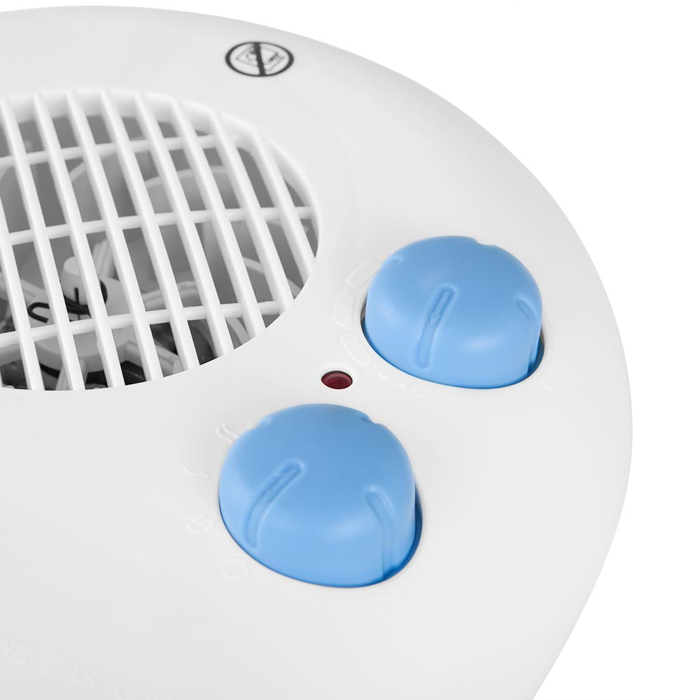 Primer plano de un calefactor de aire blanco con dos mandos azules y una rejilla de ventilación.
