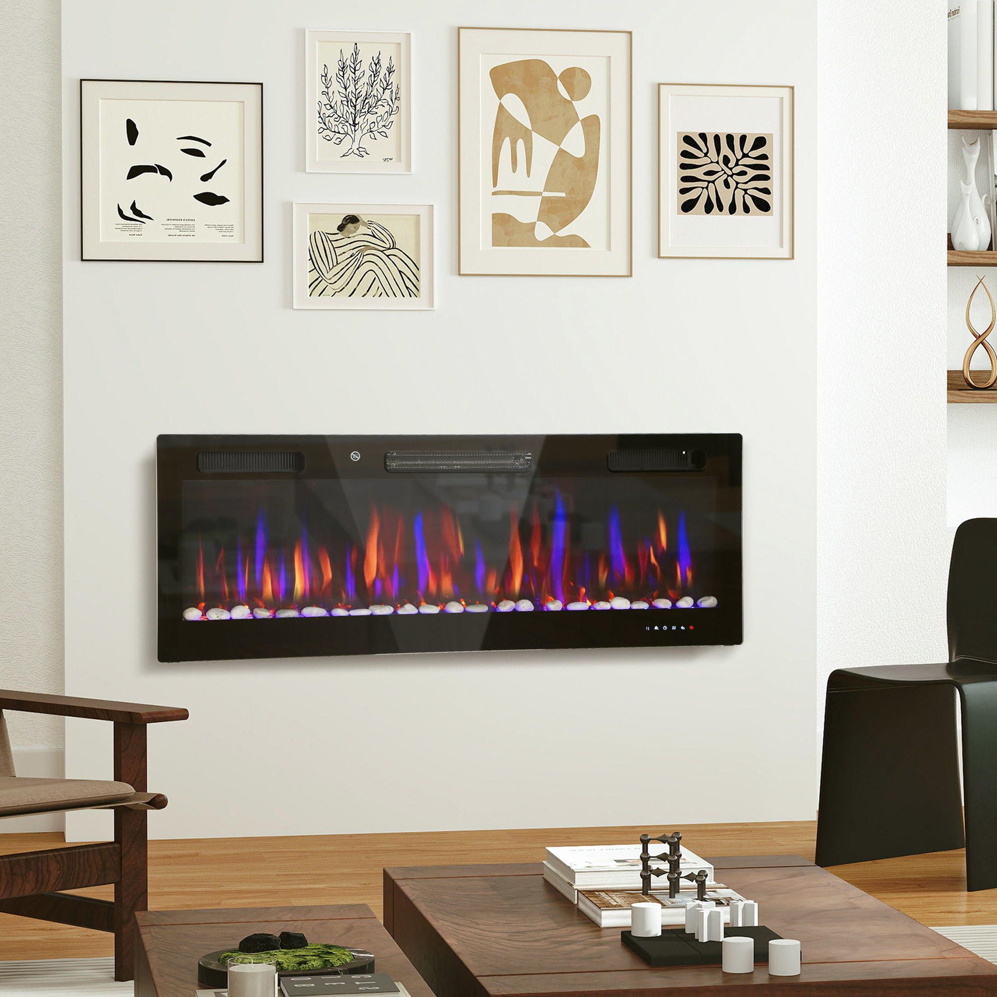 Chimenea de pared moderna con llamas azules y naranjas, rodeada de arte en una pared blanca.