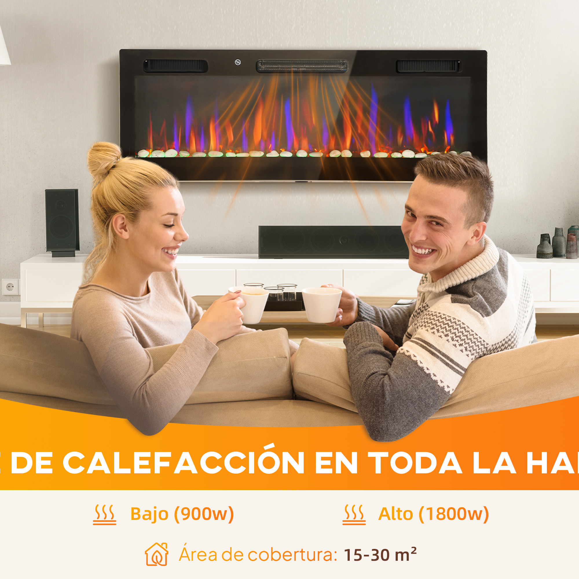 Una pareja se sienta en un sofá sosteniendo tazas de café frente a una chimenea eléctrica de pared.