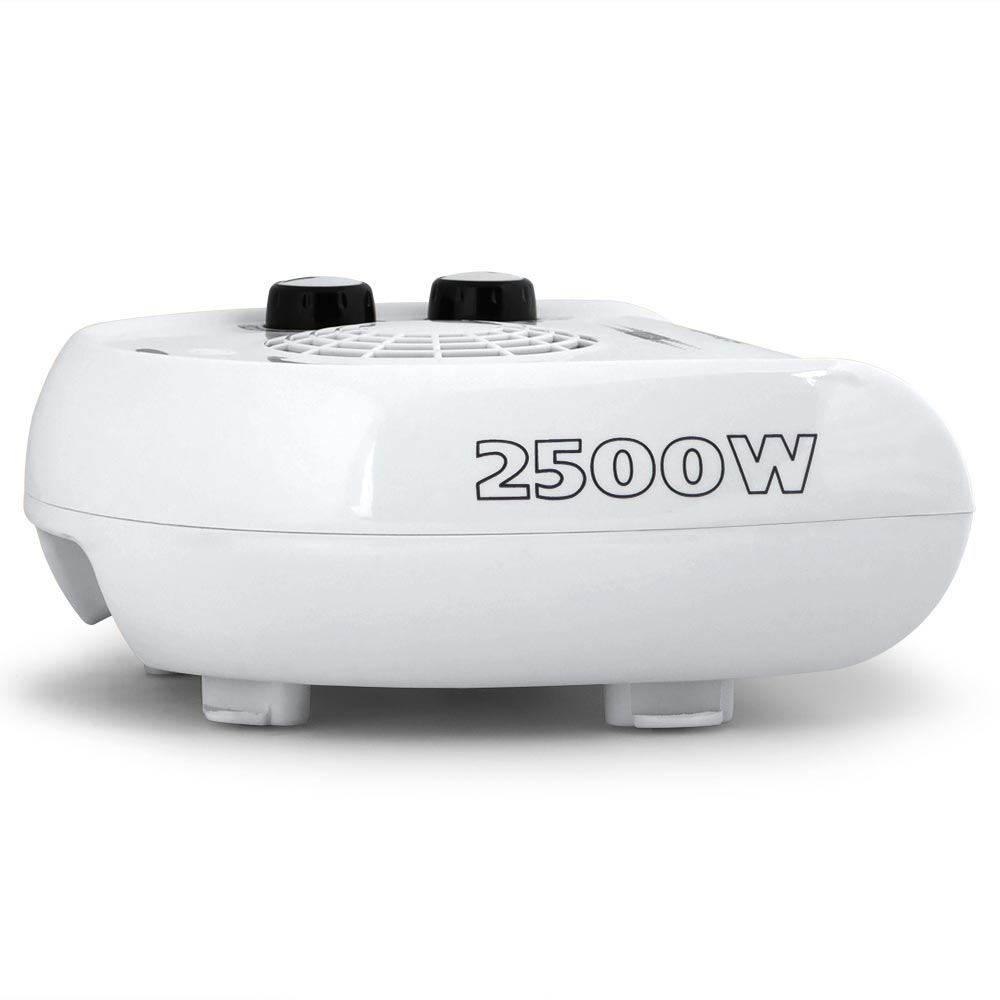 Un calefactor eléctrico blanco etiquetado como 2500W con dos perillas de control negras sobre una superficie blanca.