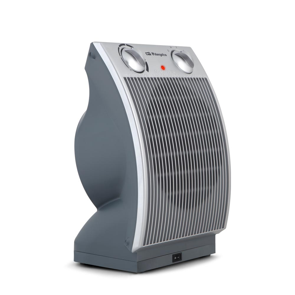 Un termoventilatore grigio con due manopole argentate su fondo bianco.