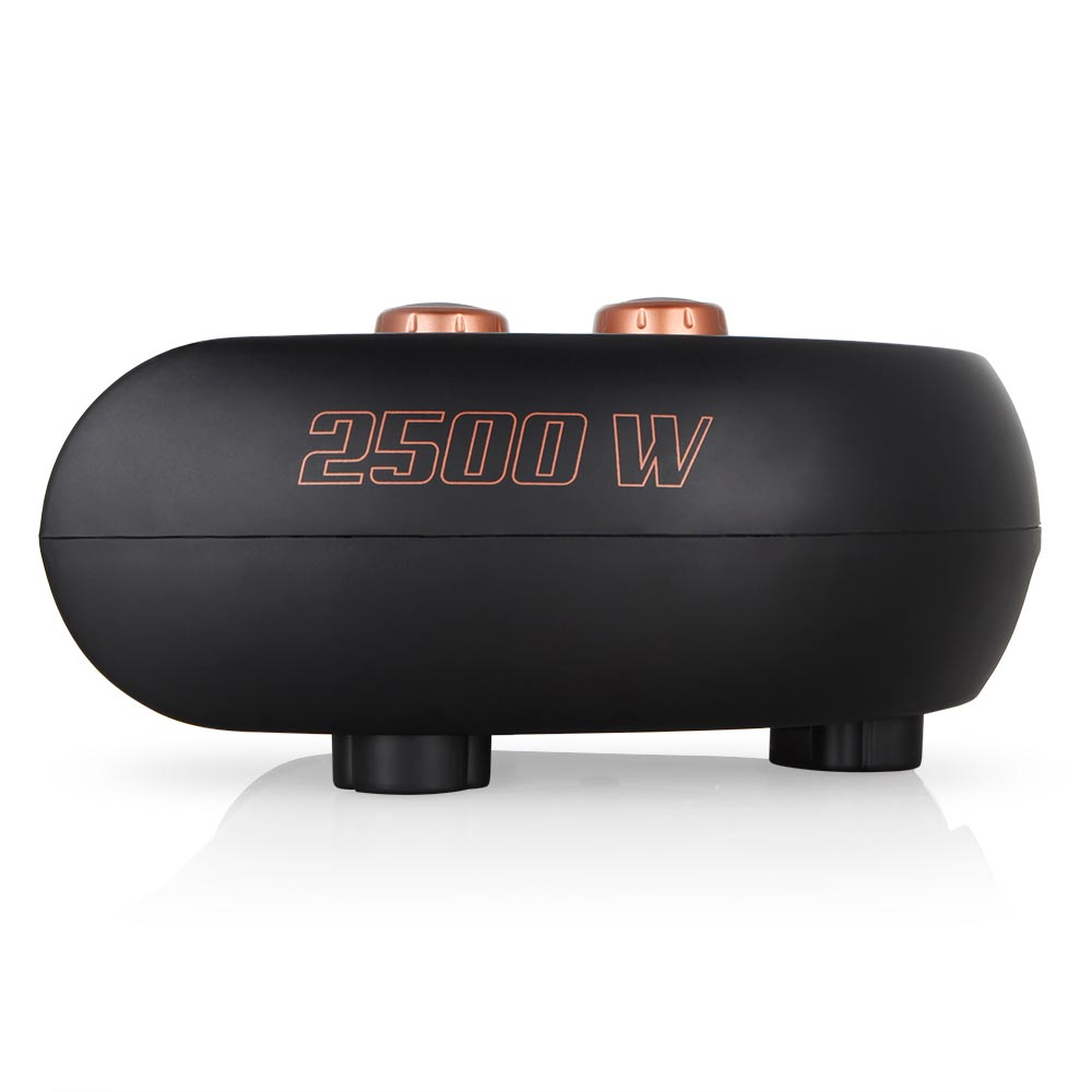 Dispositivo negro de 2500 W sobre patas pequeñas con perillas de color cobre.