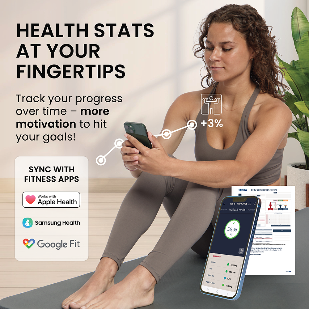 Une femme en tenue de sport est assise sur un tapis avec une appli de fitness.