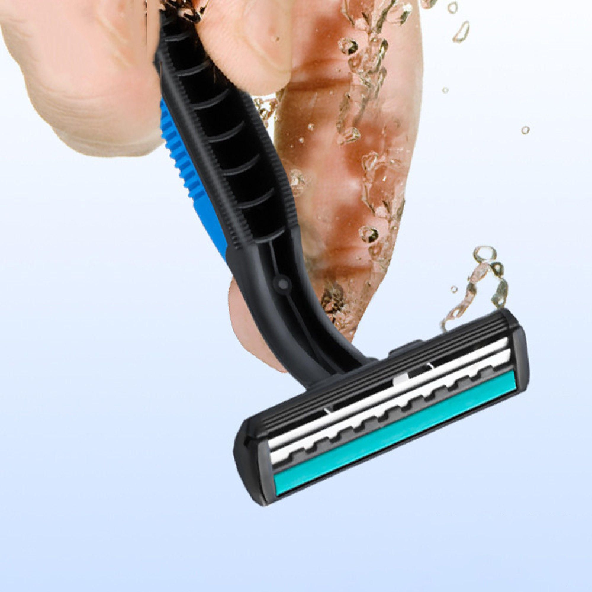 Eine Hand hält einen schwarzen und blauen Einwegrasierer mit Wassertropfen im Hintergrund.