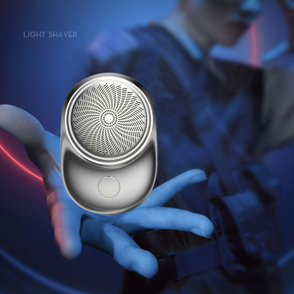Ein silberner Light Shaver liegt auf einer offenen Handfläche vor einem blauen, unscharfen Hintergrund.