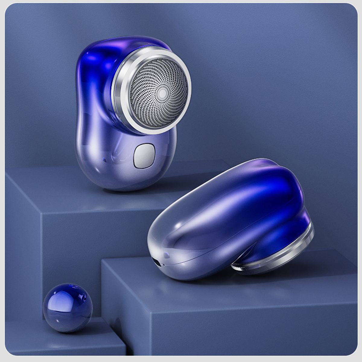 Zwei glänzende blaue Fusselentferner und eine blaue Glaskugel stehen auf blauen Podesten.