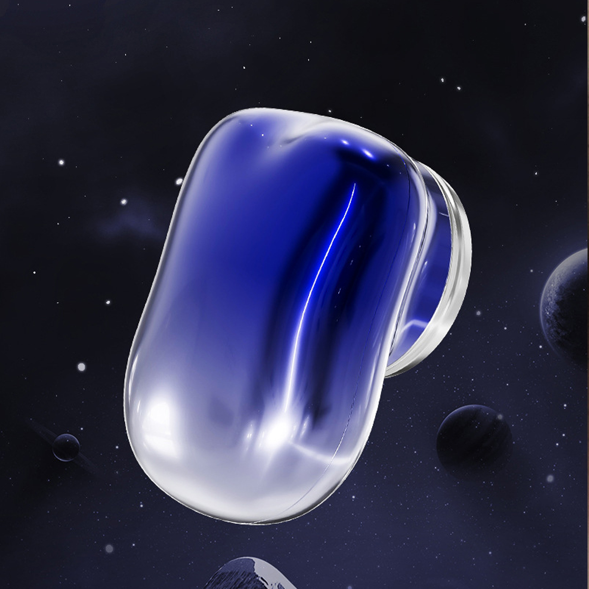 Glänzender, blau-silberner Kopfhörer schwebt im Weltall vor Planeten und Sternen.