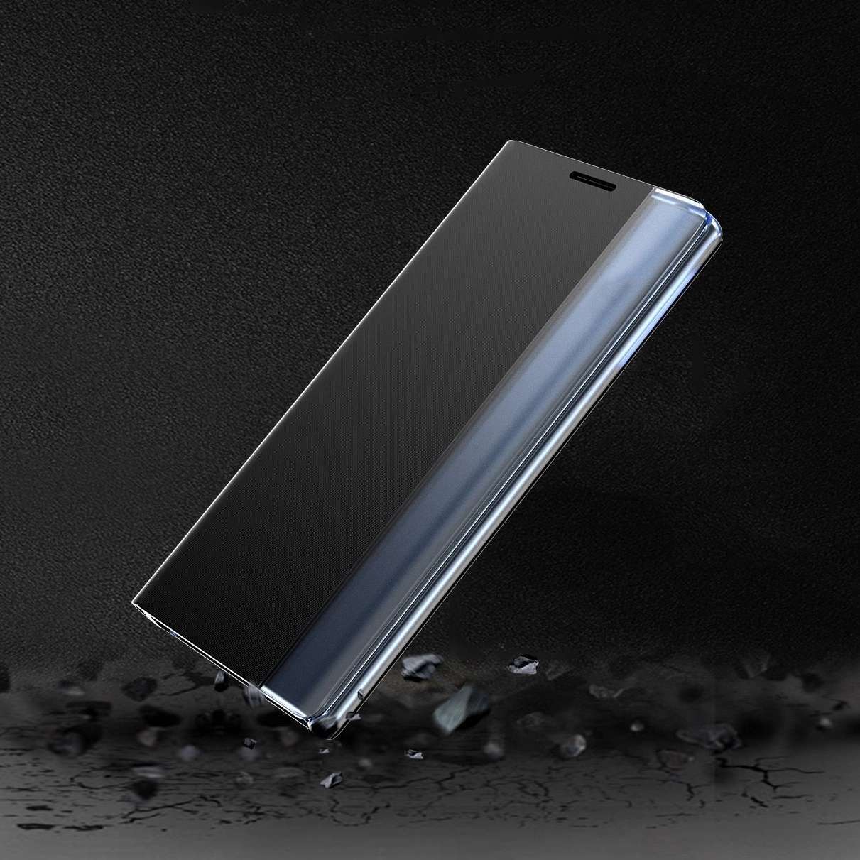 Uno smartphone nero in custodia a libro fluttua diagonalmente su terreno screpolato, sfondo scuro.