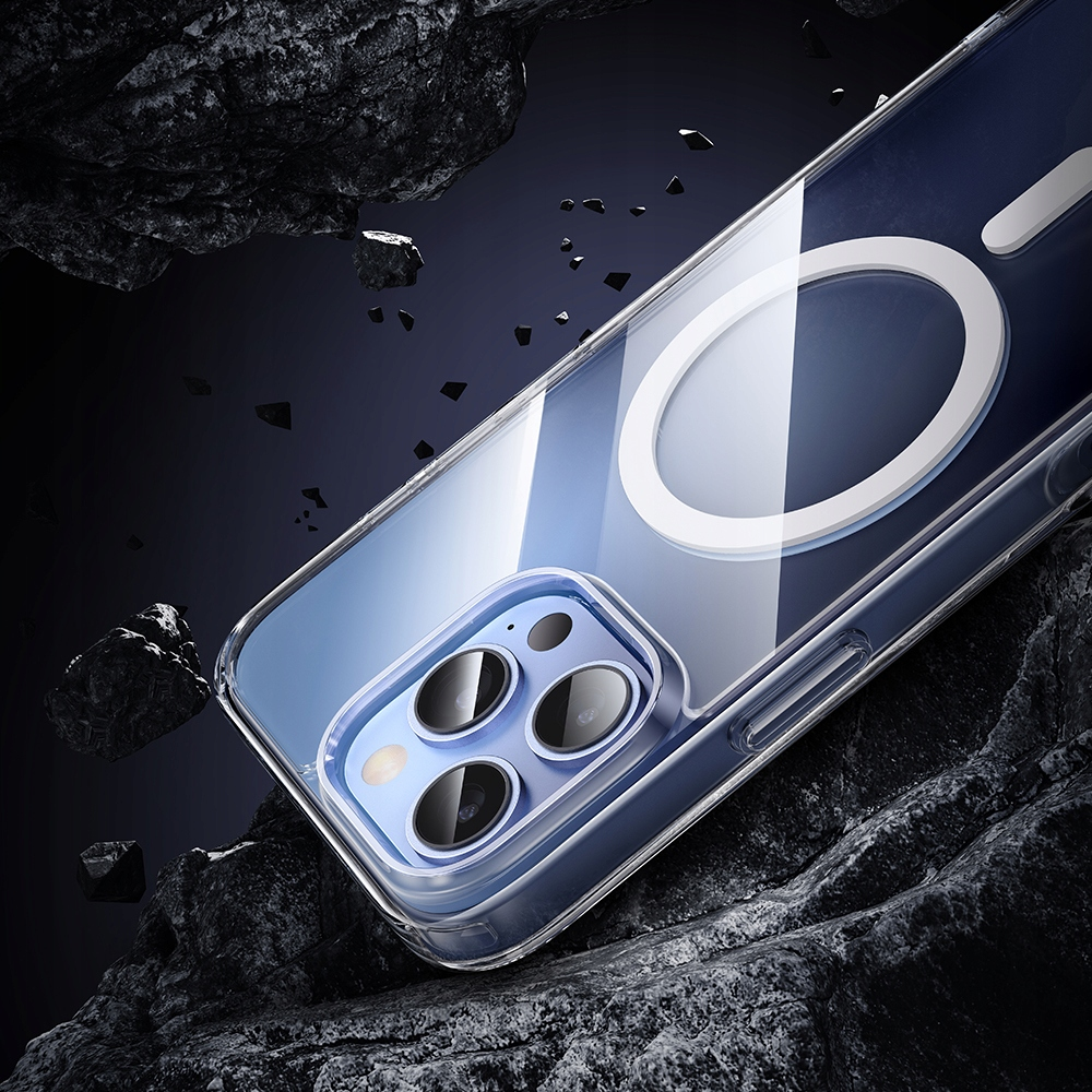 Uno smartphone in custodia trasparente con anello MagSafe, circondato da rocce scure fluttuanti su sfondo nero.