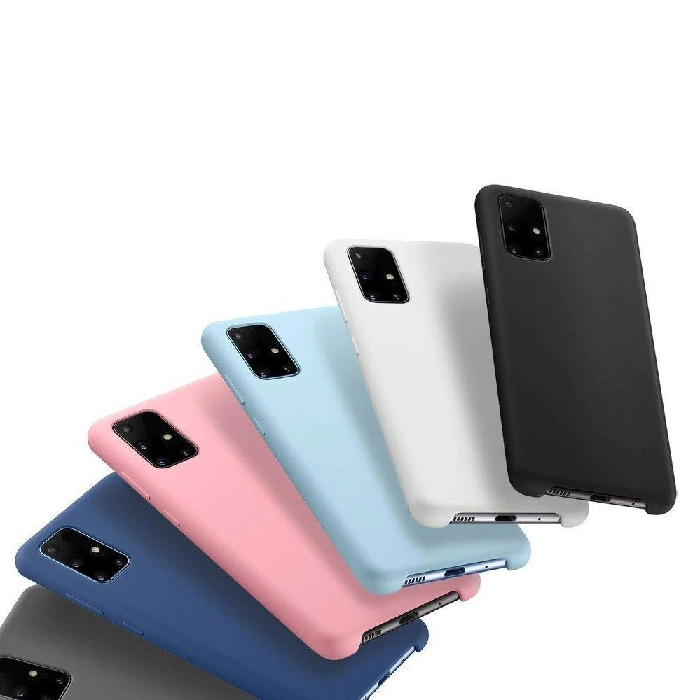 Cinque custodie per smartphone colorate in grigio, blu, rosa, azzurro, bianco e nero disposte diagonalmente su sfondo bianco.