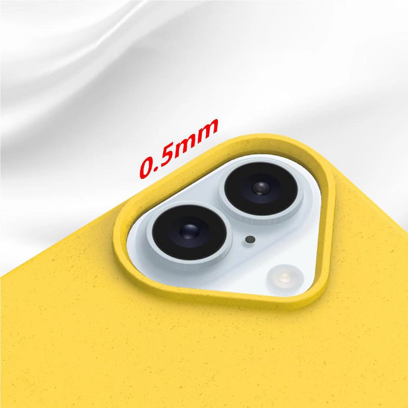 Custodia per smartphone gialla con ritaglio per doppia fotocamera e scritta rossa 0.5mm su sfondo bianco.