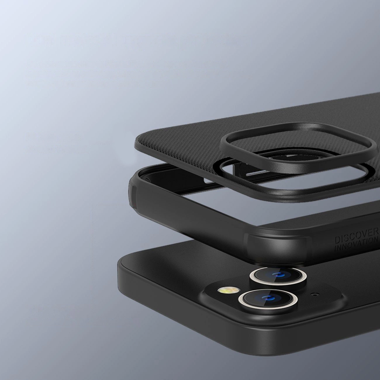 Una custodia per smartphone nera in vista esplosa che fluttua sopra un telefono con due lenti.