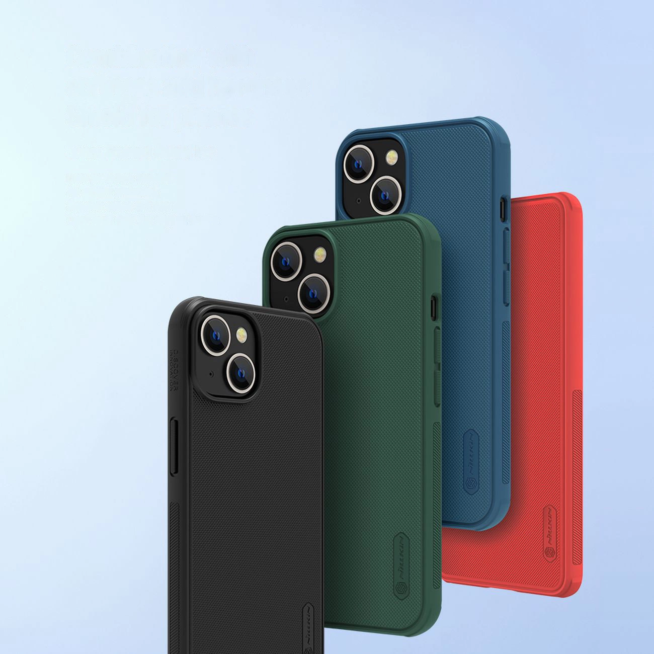 Quattro smartphone in custodie colorate allineati su sfondo chiaro.