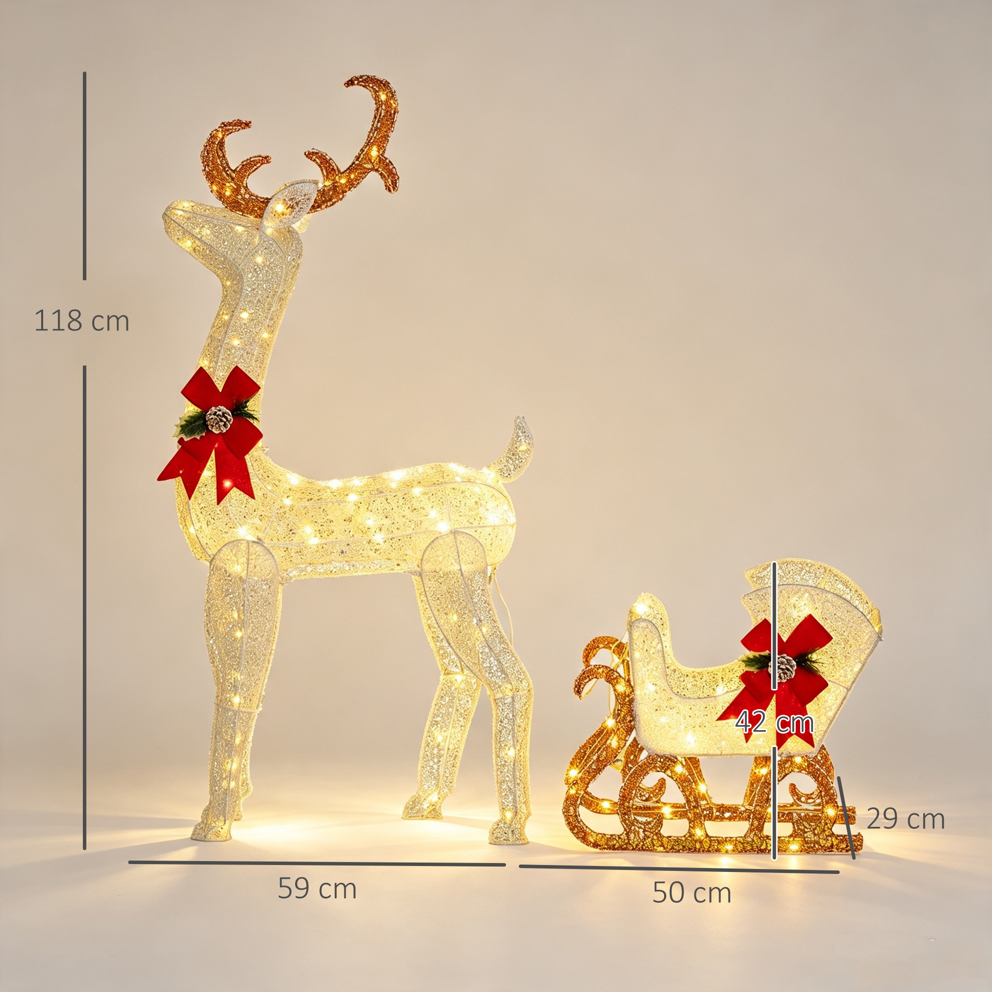 Decoración navideña de reno y trineo iluminados con lazos rojos y dimensiones sobre fondo gris.