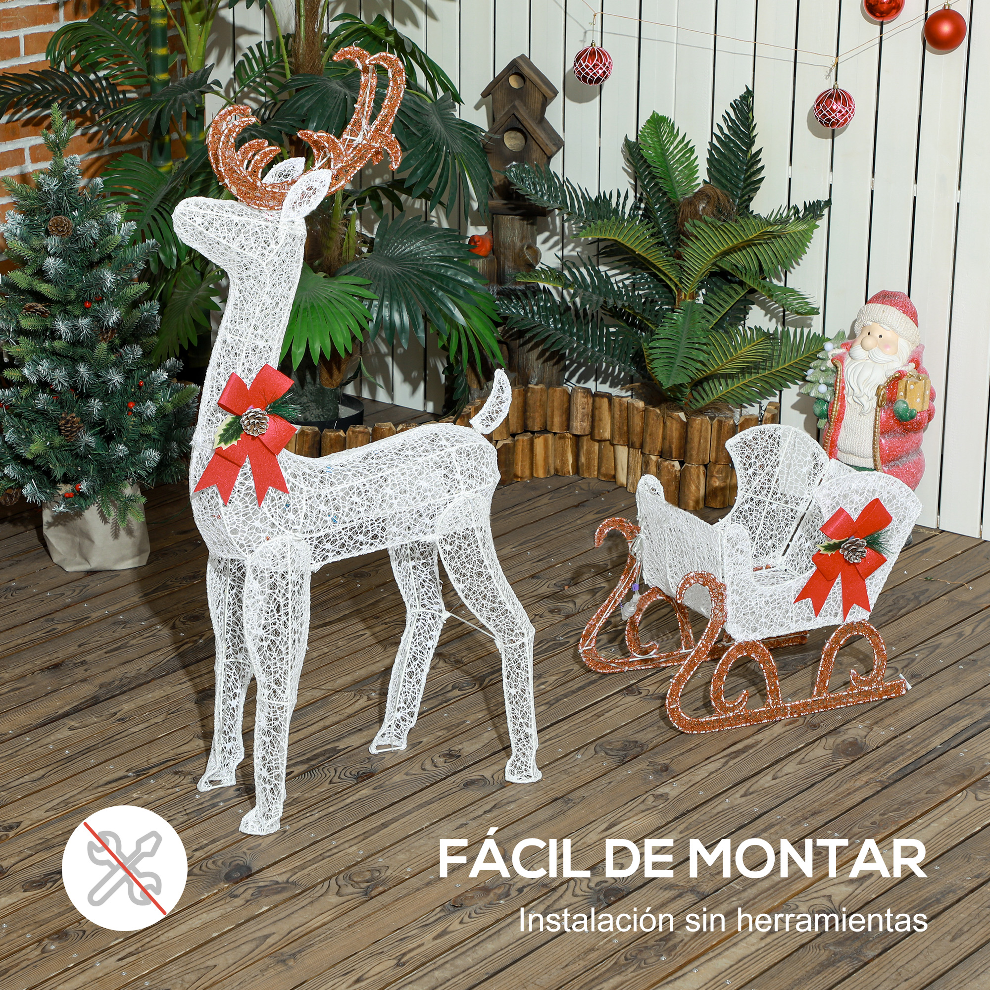 Decoración navideña de alambre blanco: un reno con lazo rojo y un trineo.
