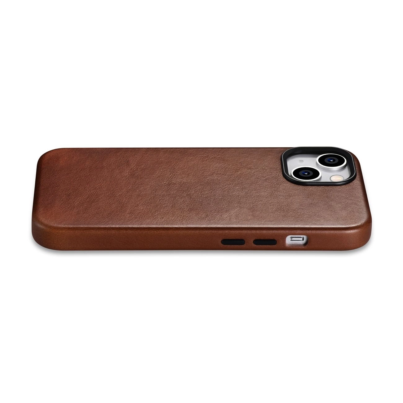 Uno smartphone con custodia in pelle marrone si trova su una superficie bianca, mostrando la doppia fotocamera.