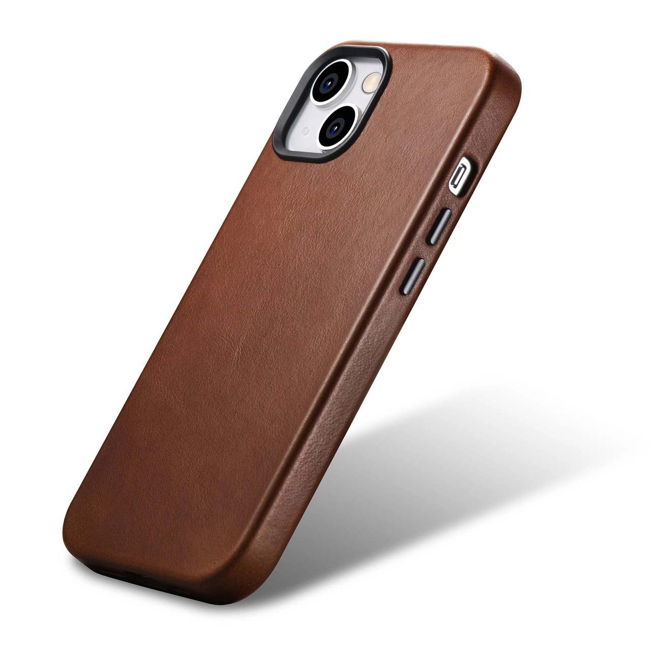 Una custodia per smartphone in pelle marrone con tasti argentati e foro per fotocamera su sfondo bianco.