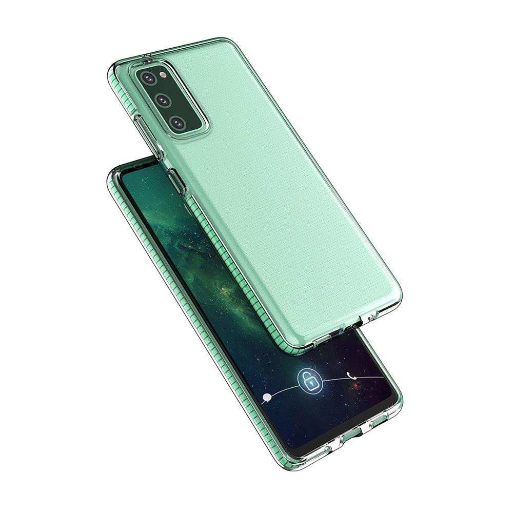Una custodia protettiva verde su uno smartphone con modulo fotocamera posteriore e schermo acceso.