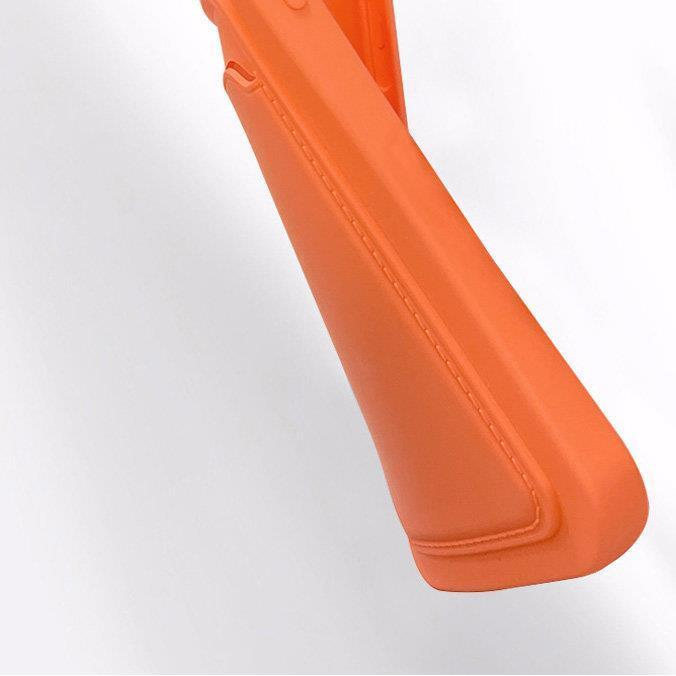 Primo piano di una custodia per telefono arancione vivace su sfondo bianco con dettagli di cucitura.