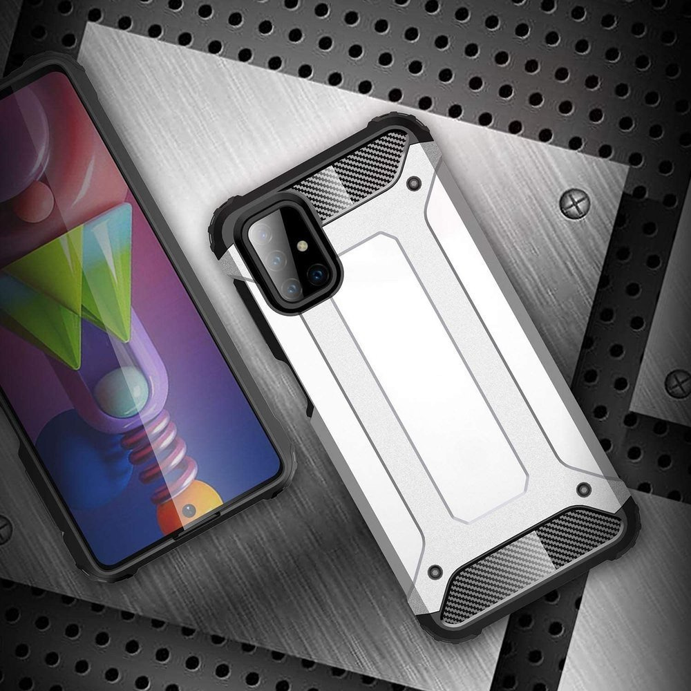 Smartphone in una custodia protettiva argentata con bordi neri su sfondo metallico.