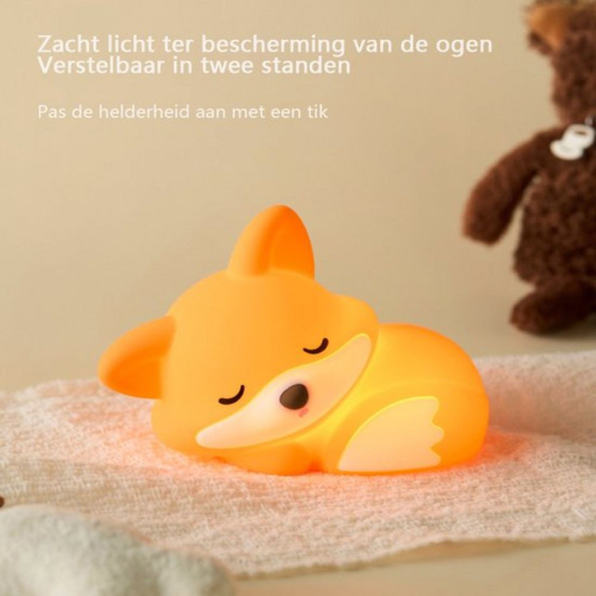 Ein orangefarbenes Fuchs-Nachtlicht schläft auf einem weißen Tuch, mit Text oben.