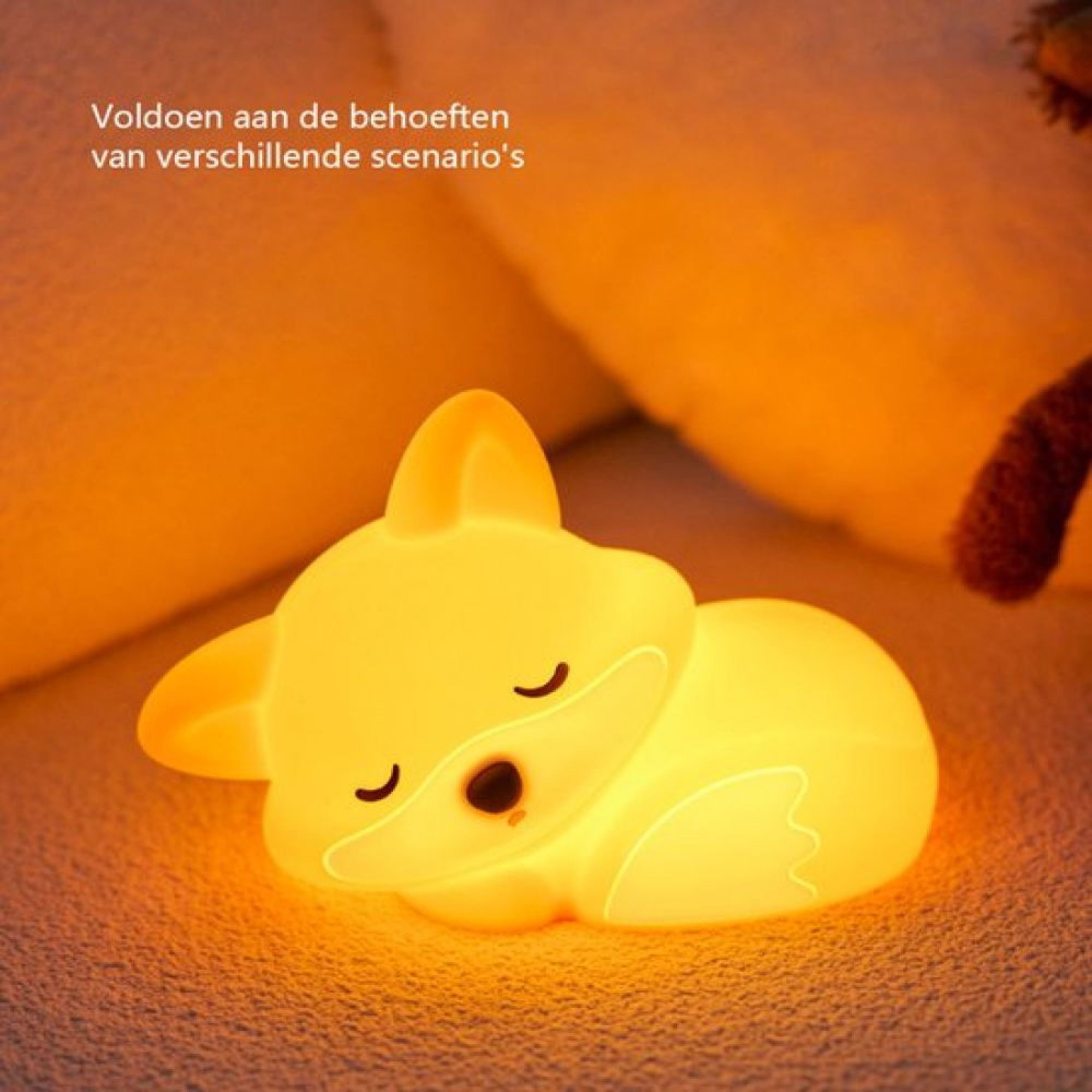 Eine schlafende, orange leuchtende Fuchslampe auf einem weichen Untergrund mit Text.