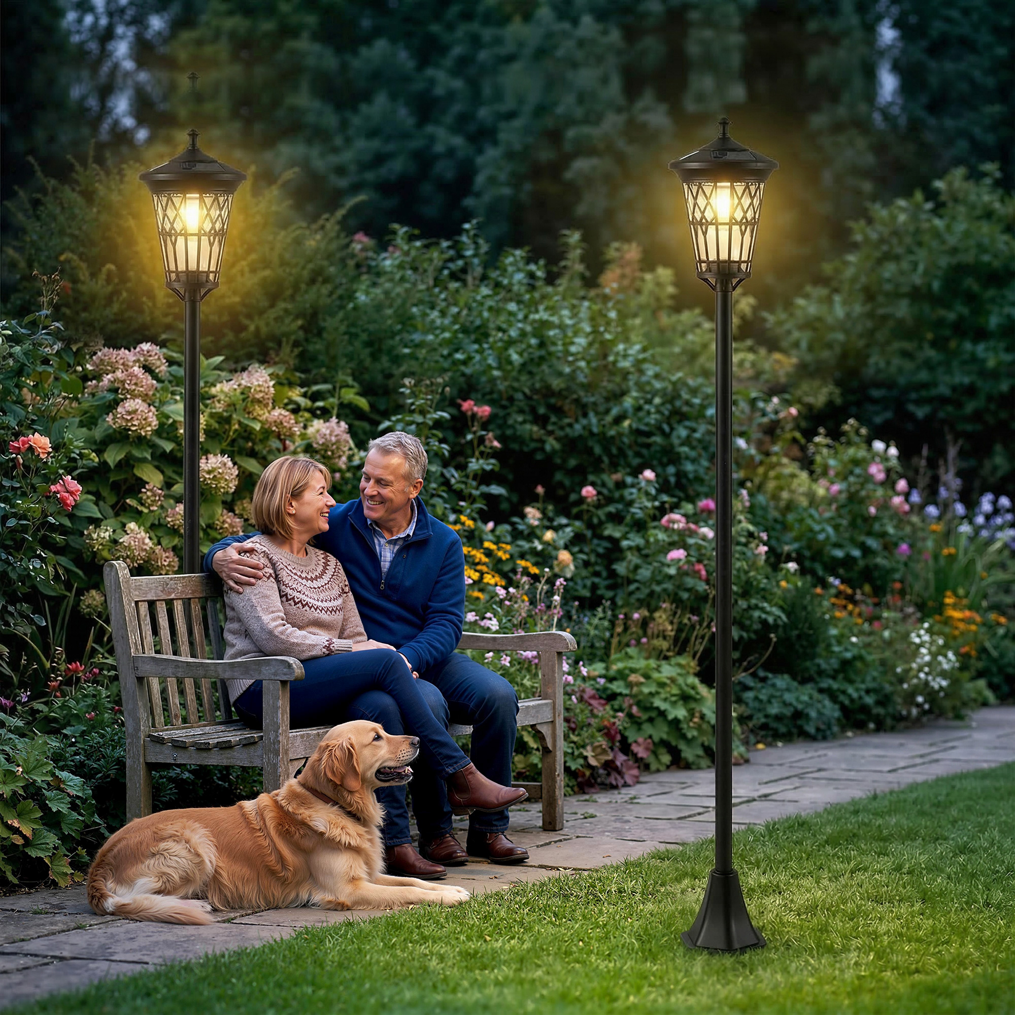 Una pareja mayor se sienta en un banco de madera con su perro labrador, iluminados por dos farolas brillantes.