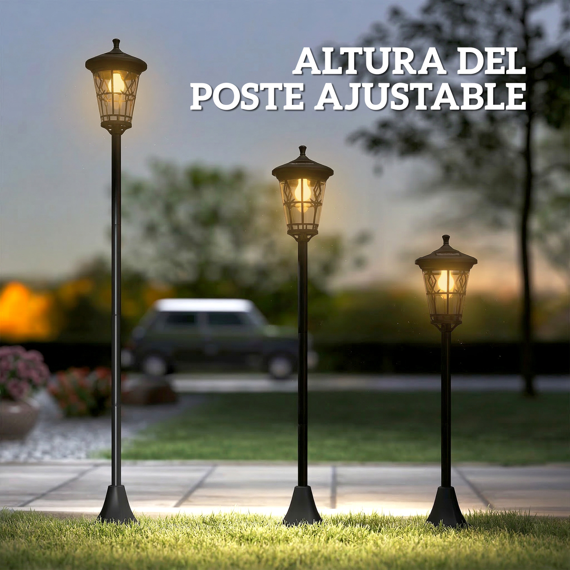 Tres lámparas solares negras con postes ajustables en un jardín al atardecer.