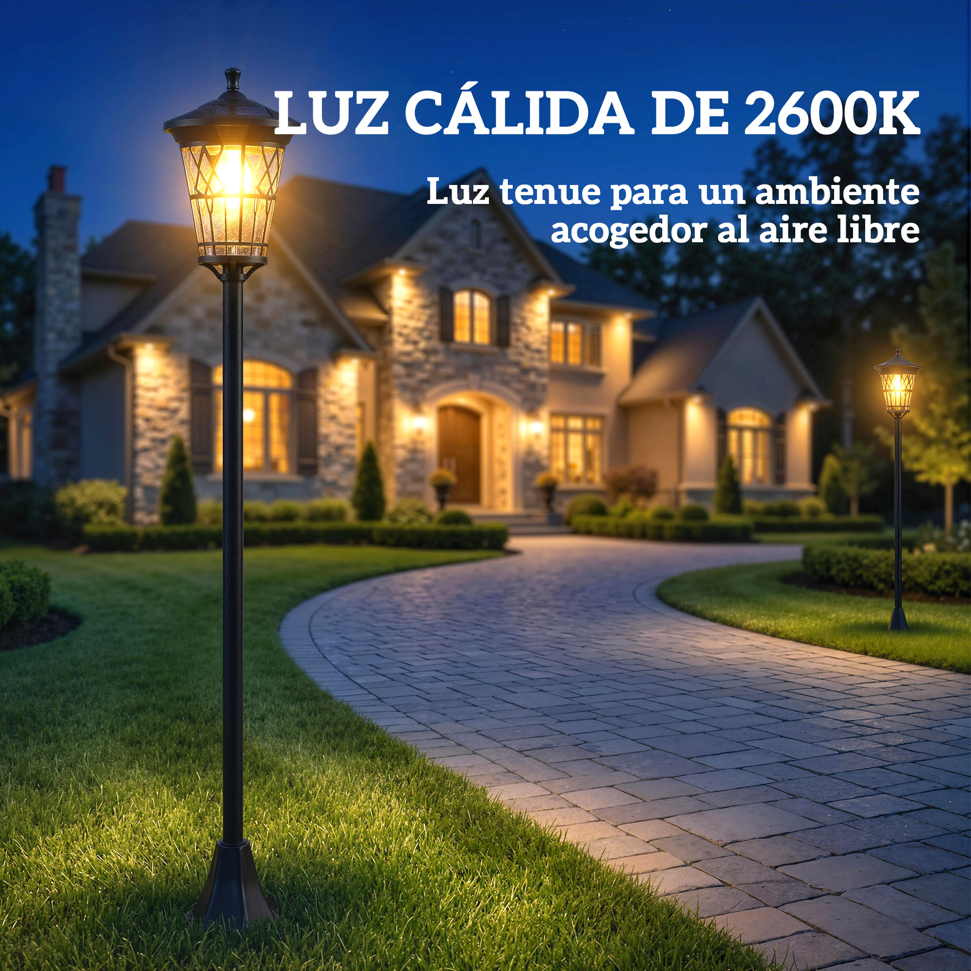 Farolas de jardín iluminadas a lo largo de un camino empedrado frente a una casa.