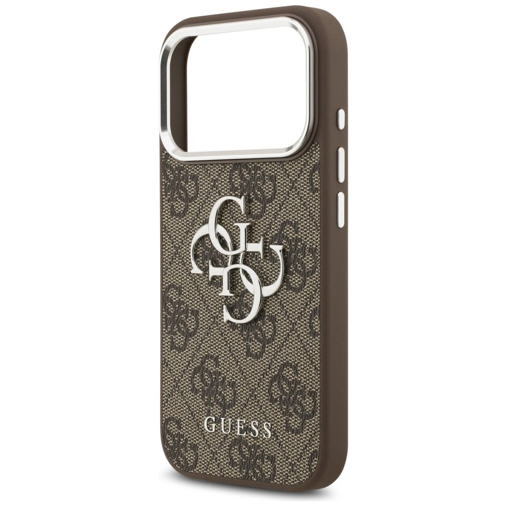 Custodia per telefono Guess marrone con motivo monogramma, logo metallico argento e cornice fotocamera su sfondo bianco.