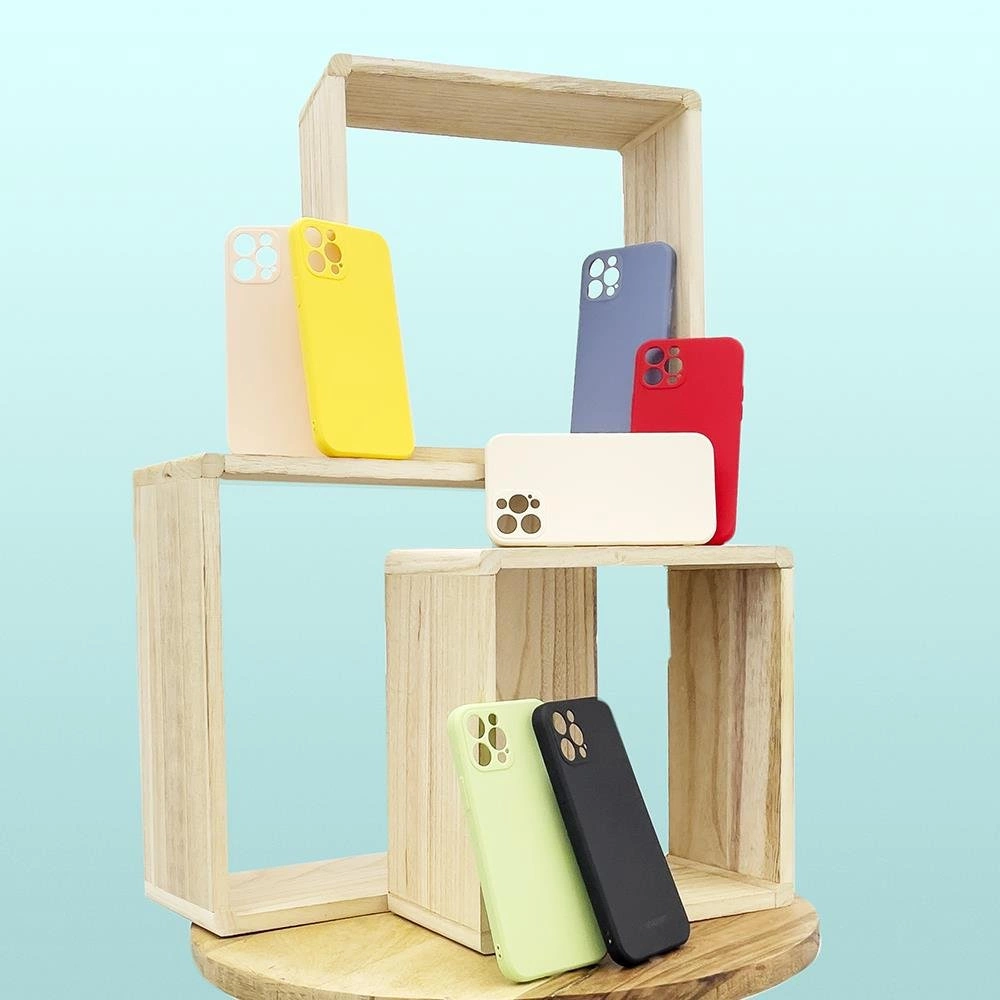 Custodie per telefoni colorate di vari colori sono disposte su scatole di legno impilate su sfondo azzurro.