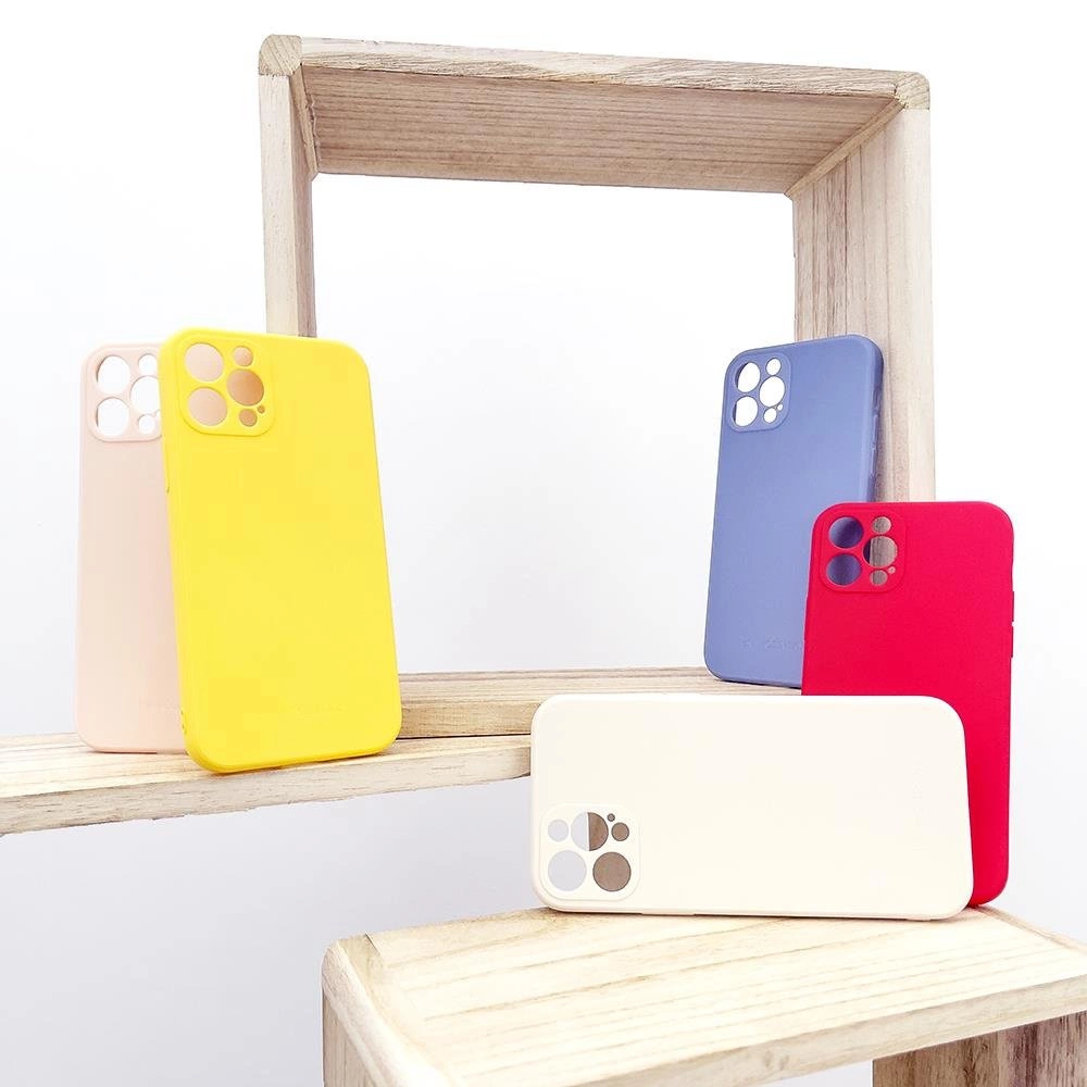 Diverse custodie colorate per smartphone si trovano su ripiani di legno su sfondo chiaro.