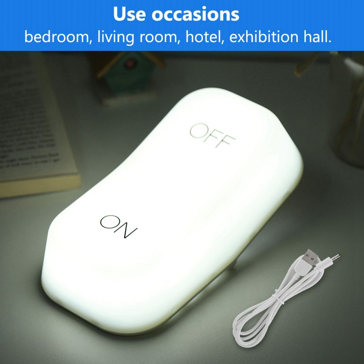 Eine weiß leuchtende Tischlampe in Schalterform mit der Aufschrift ON und OFF, daneben ein weißes USB-Kabel auf grauem Grund.