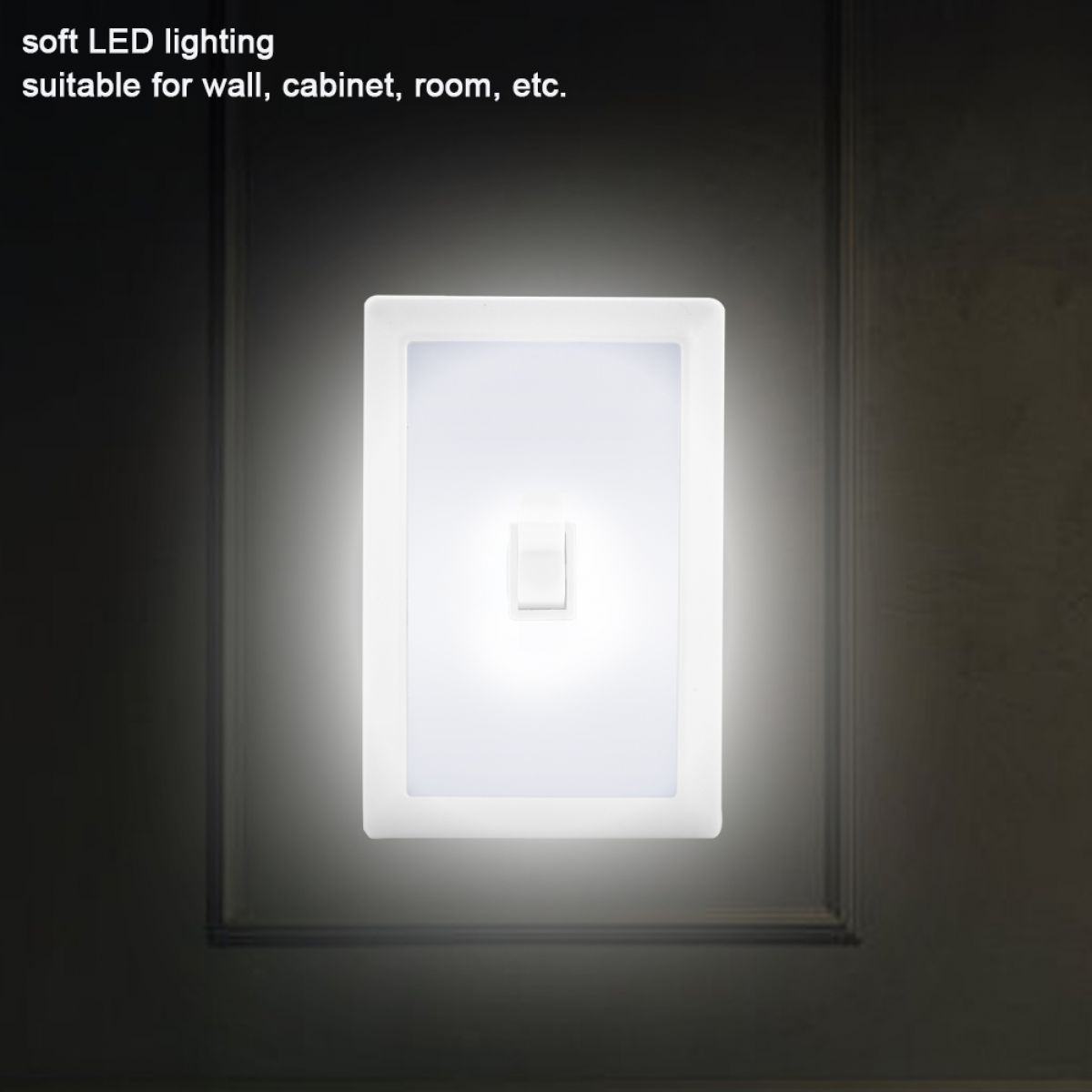 Ein beleuchteter weißer Wandschalter strahlt weiches Licht an eine dunkle Wand.