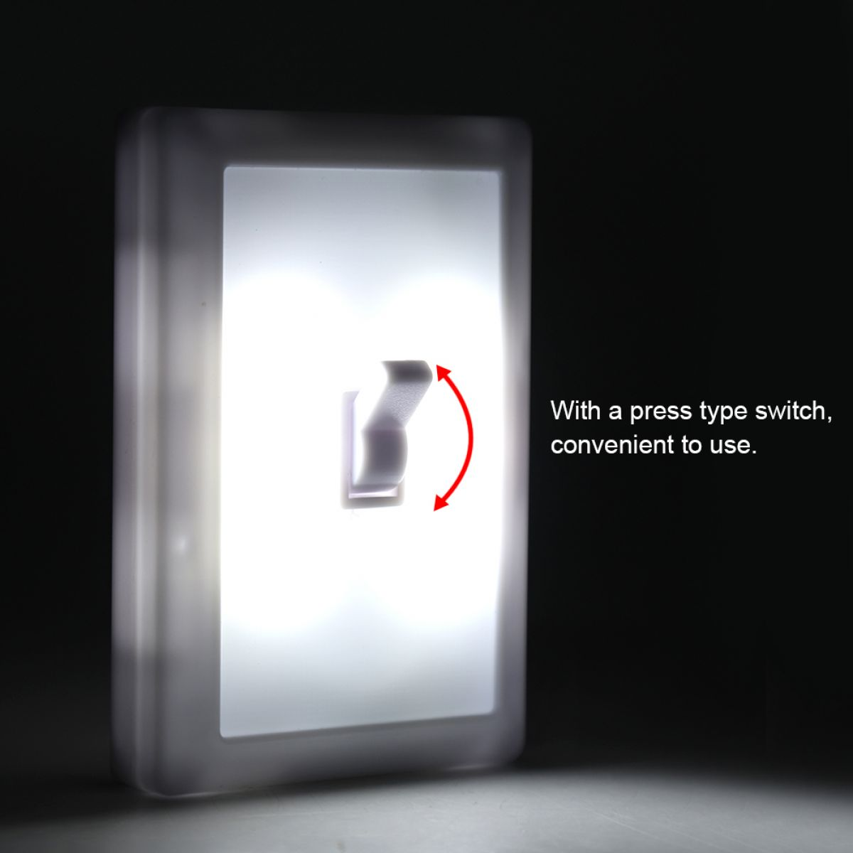 Ein leuchtend weißer Lichtschalter mit Kipphebel und rotem Bewegungspfeil vor dunklem Hintergrund.