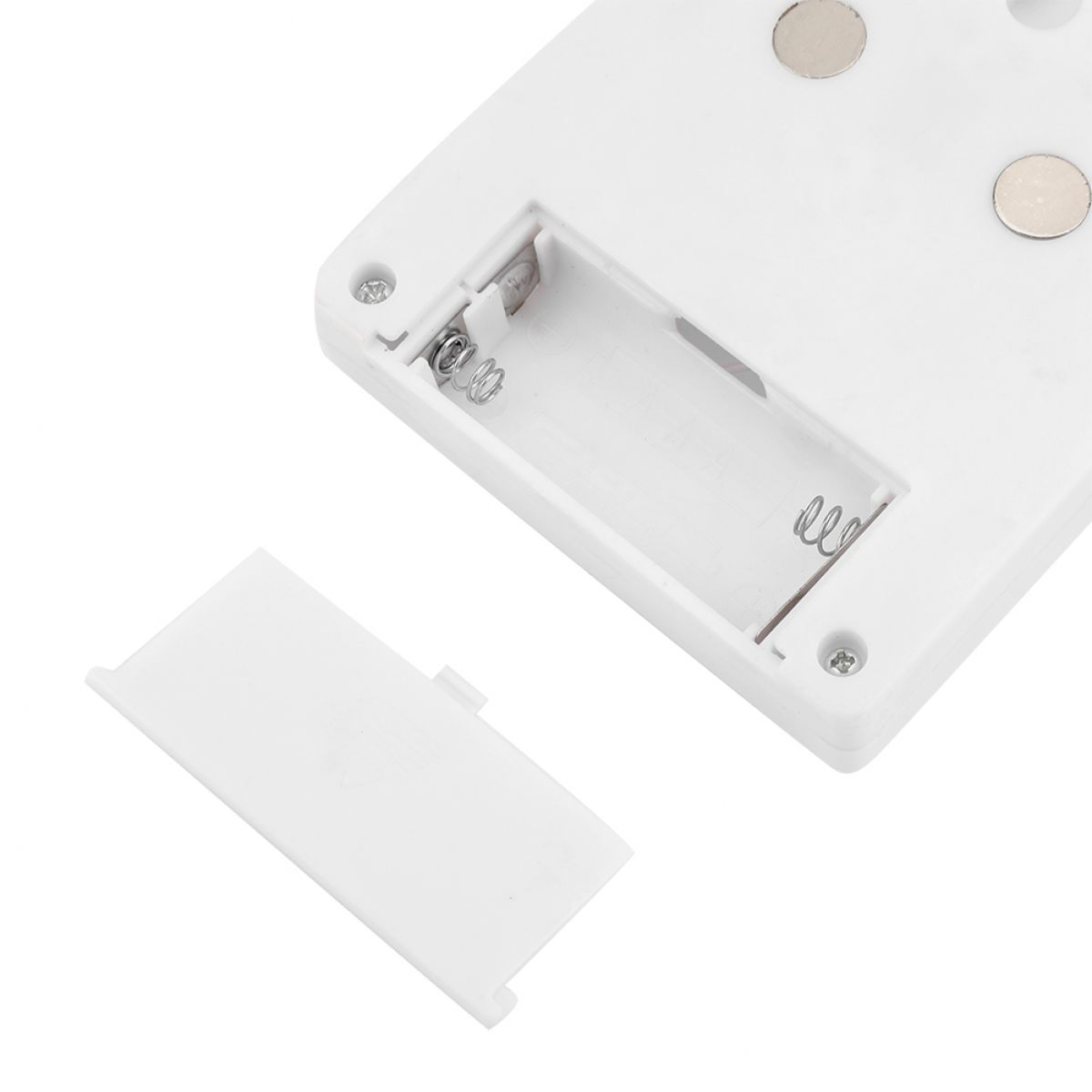 Ein weißes Plastikgehäuse mit offenem Batteriefach und abgenommenem Deckel.