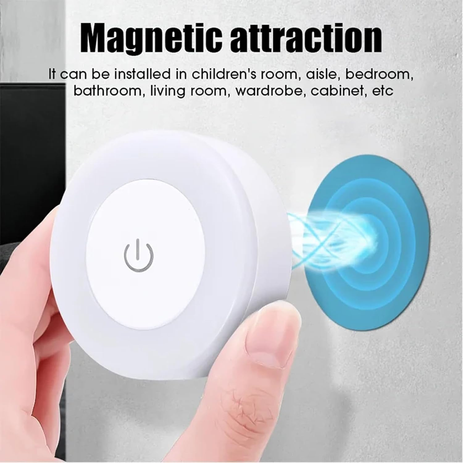 Eine Hand hält eine weiße, runde Magnethalterung mit Ein-Aus-Symbol vor eine Wand mit blauem Magnetpunkt.